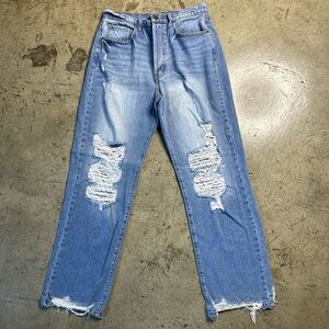 Cello jeans size 9 high rise with a relaxed wider leg fit